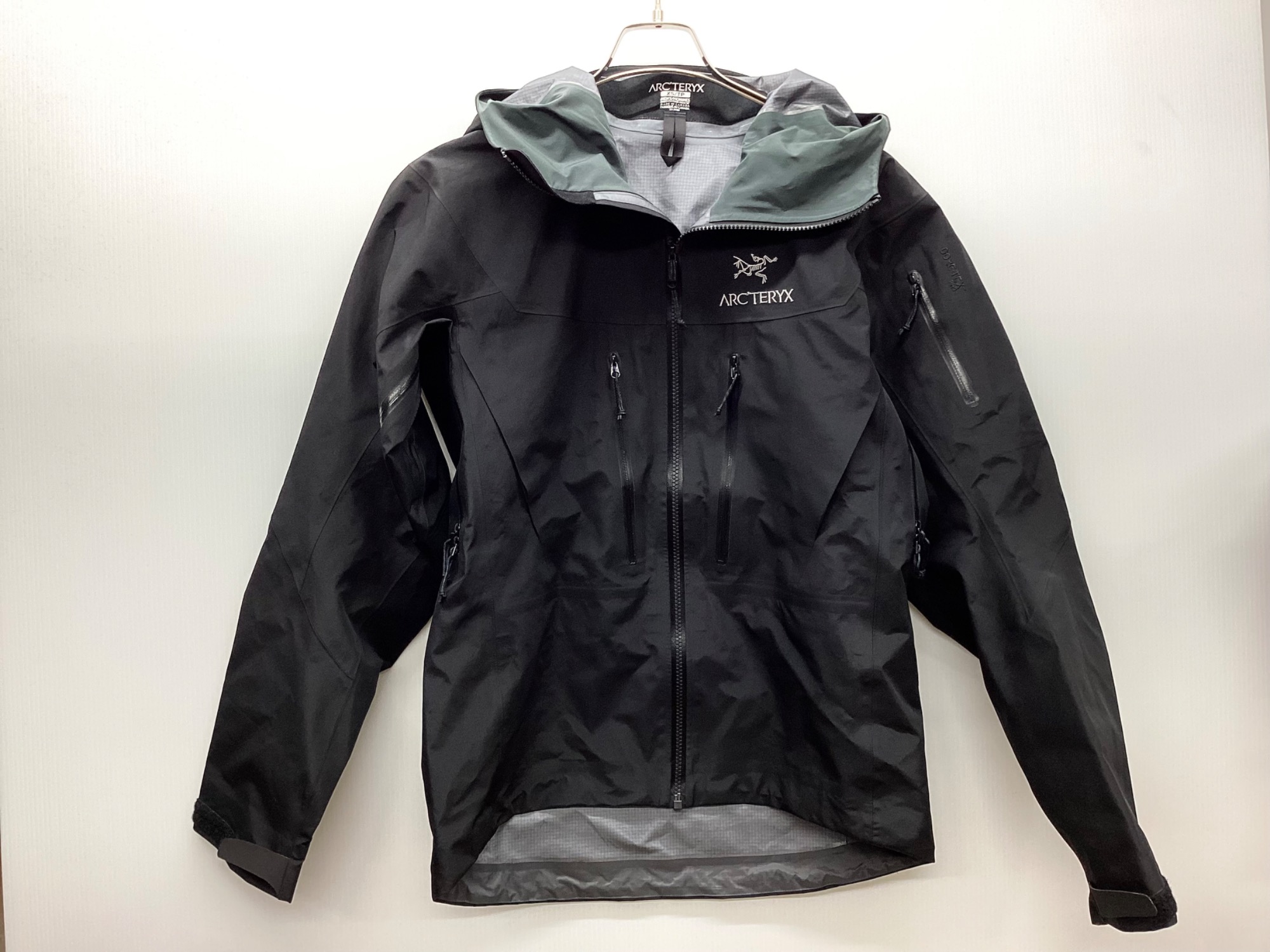 ARC'TERYX（アークテリクス）のアルファSVジャケット】をご紹介します