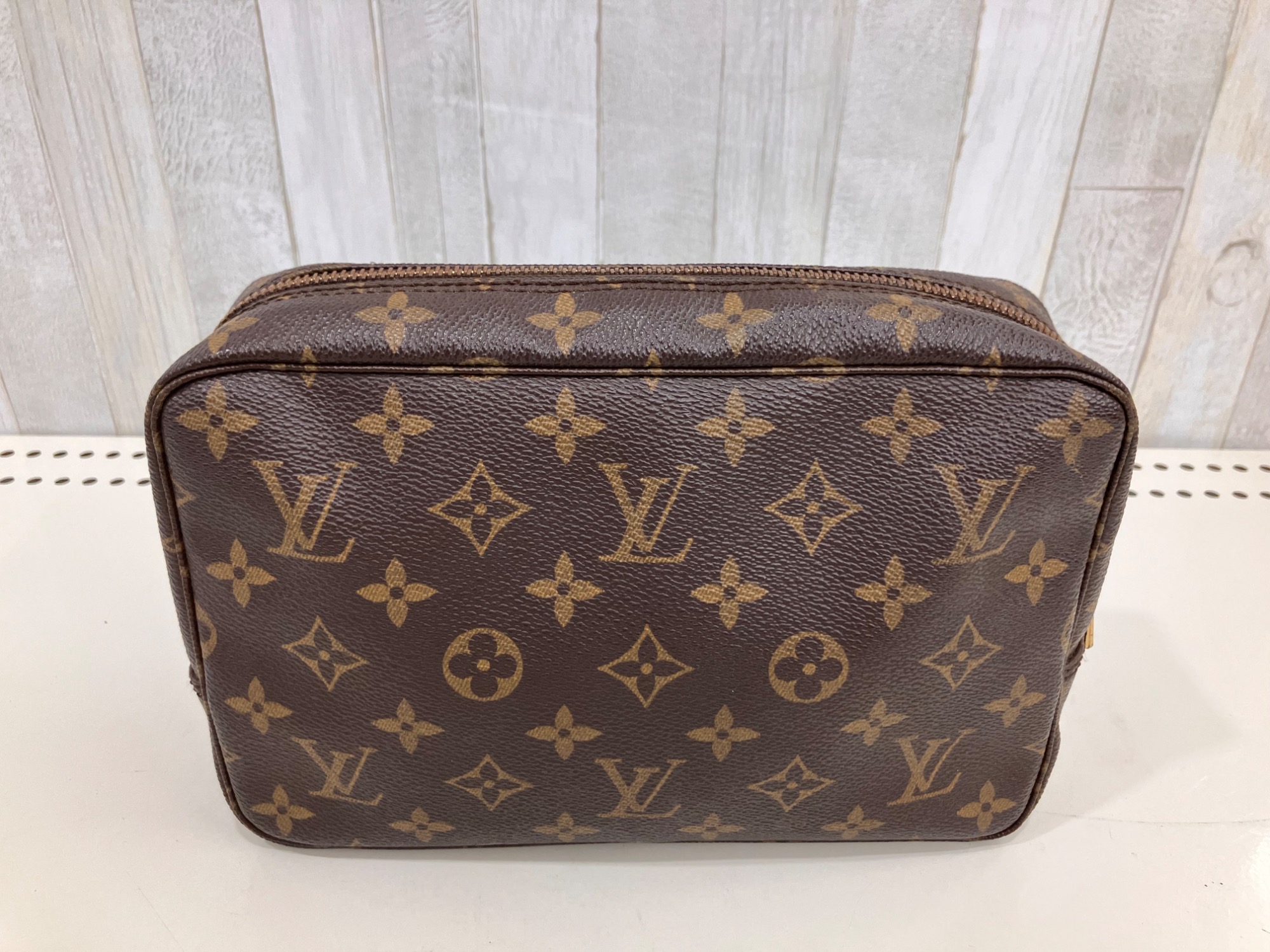 定番ポーチ入荷！】LOUIS VUITTONモノグラム トゥルーストワレット23が