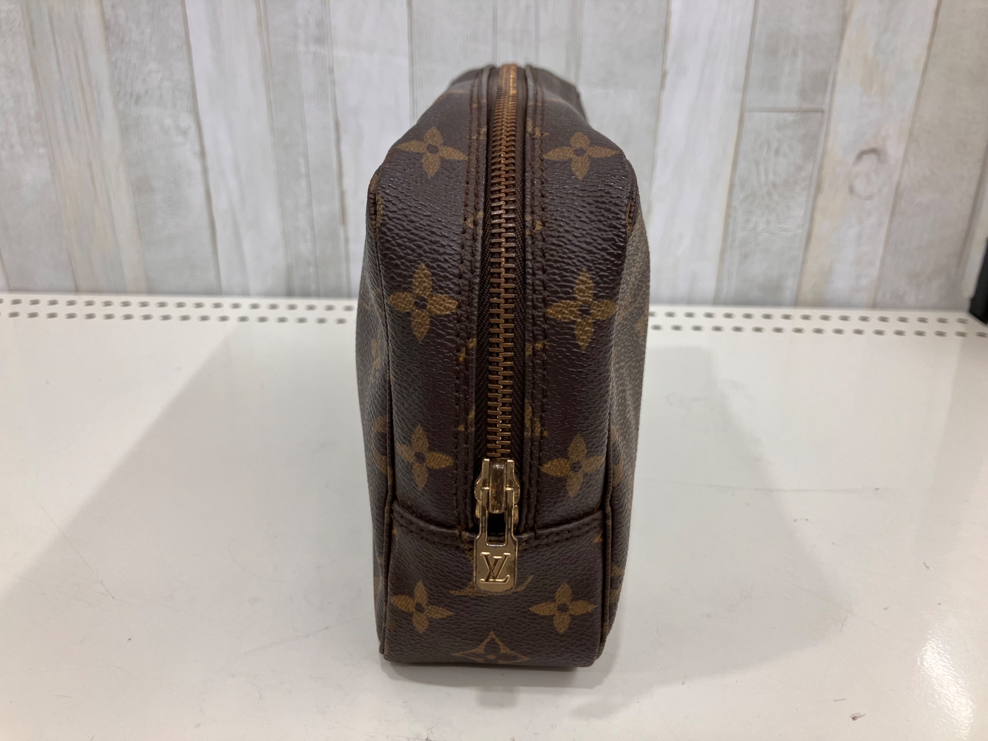 定番ポーチ入荷！】LOUIS VUITTONモノグラム トゥルーストワレット23が