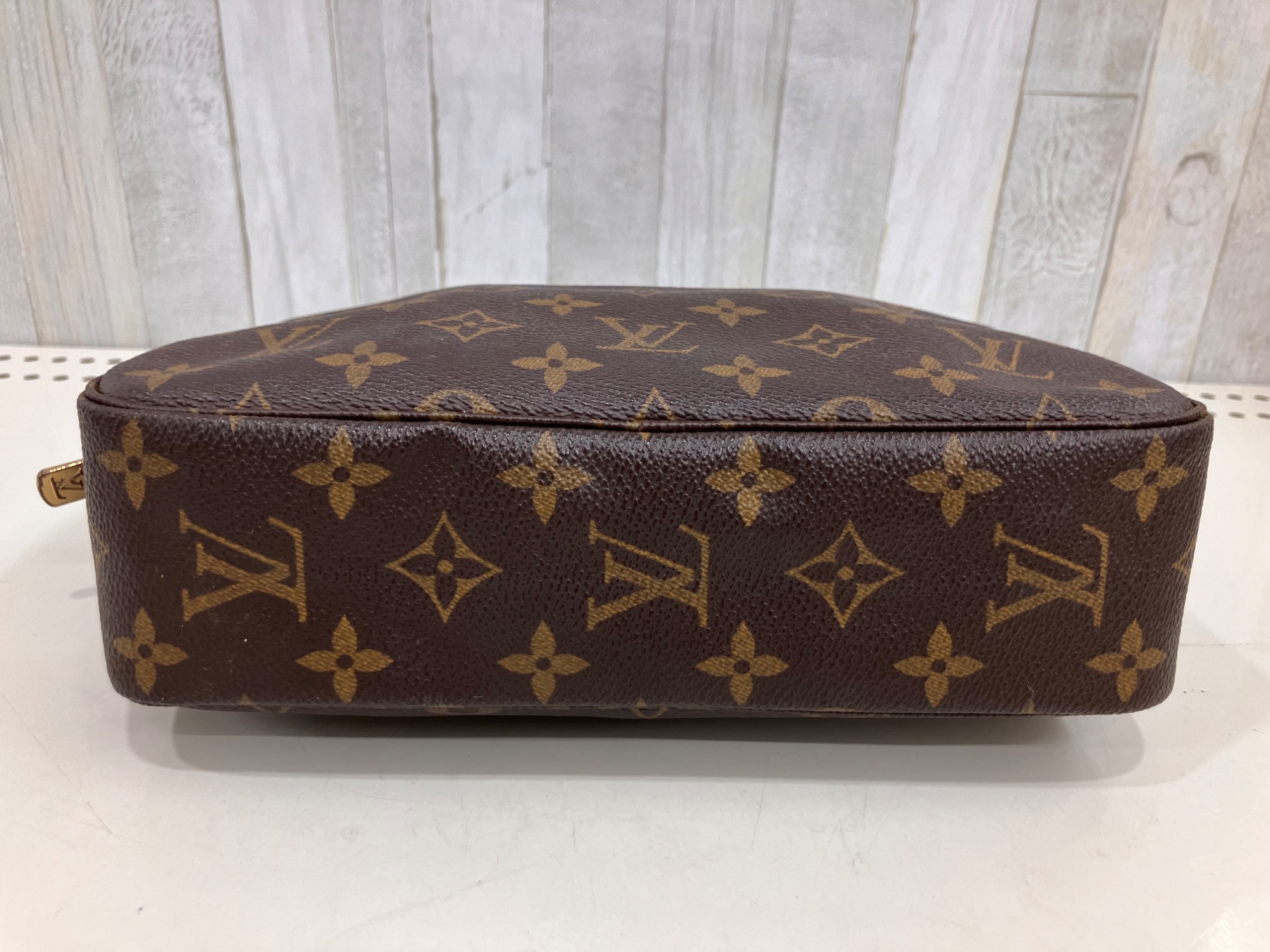 定番ポーチ入荷！】LOUIS VUITTONモノグラム トゥルーストワレット23が