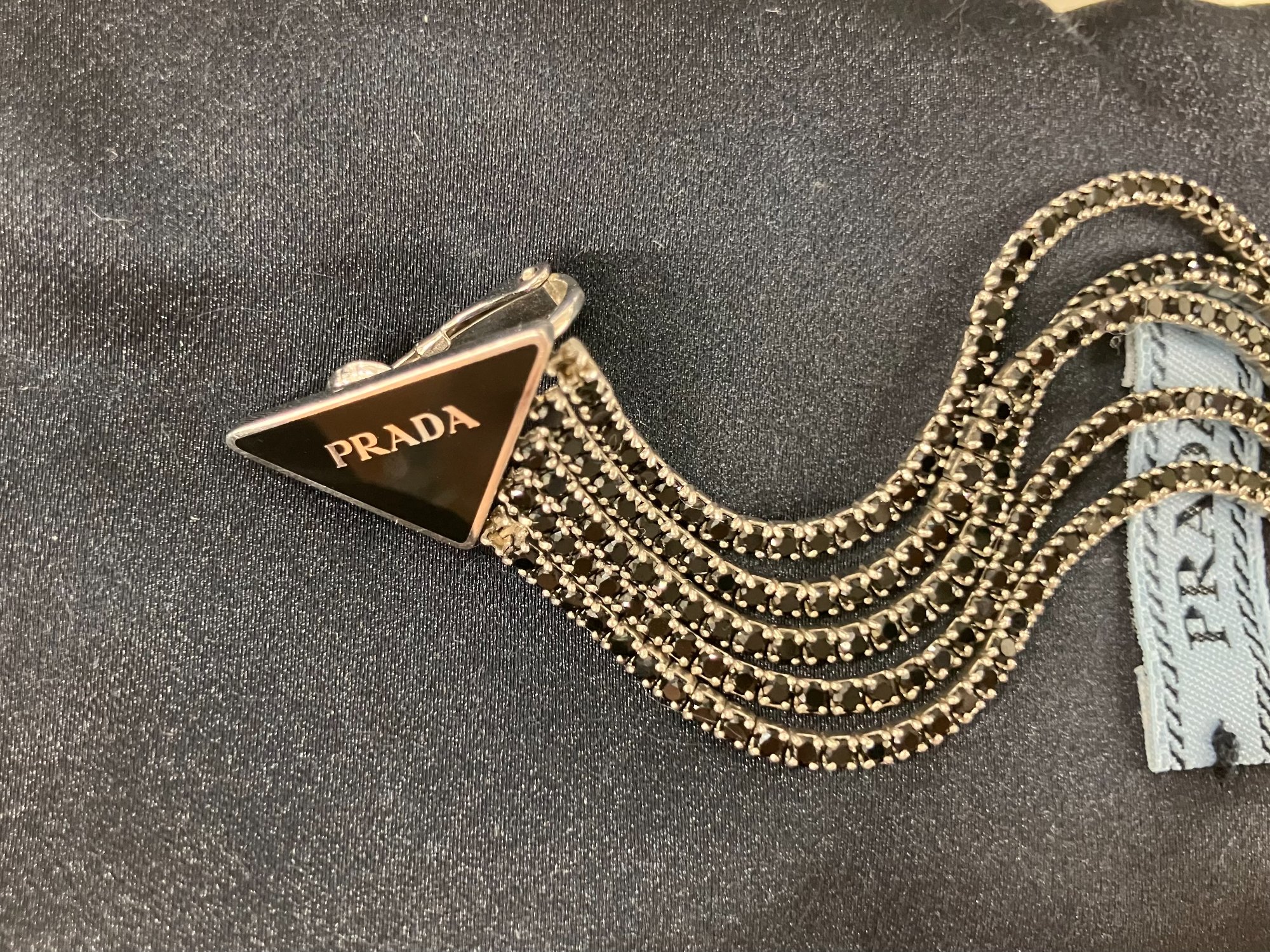 PRADA / プラダ】イヤリング｜トライアングルロゴが惹き立てる洗練の