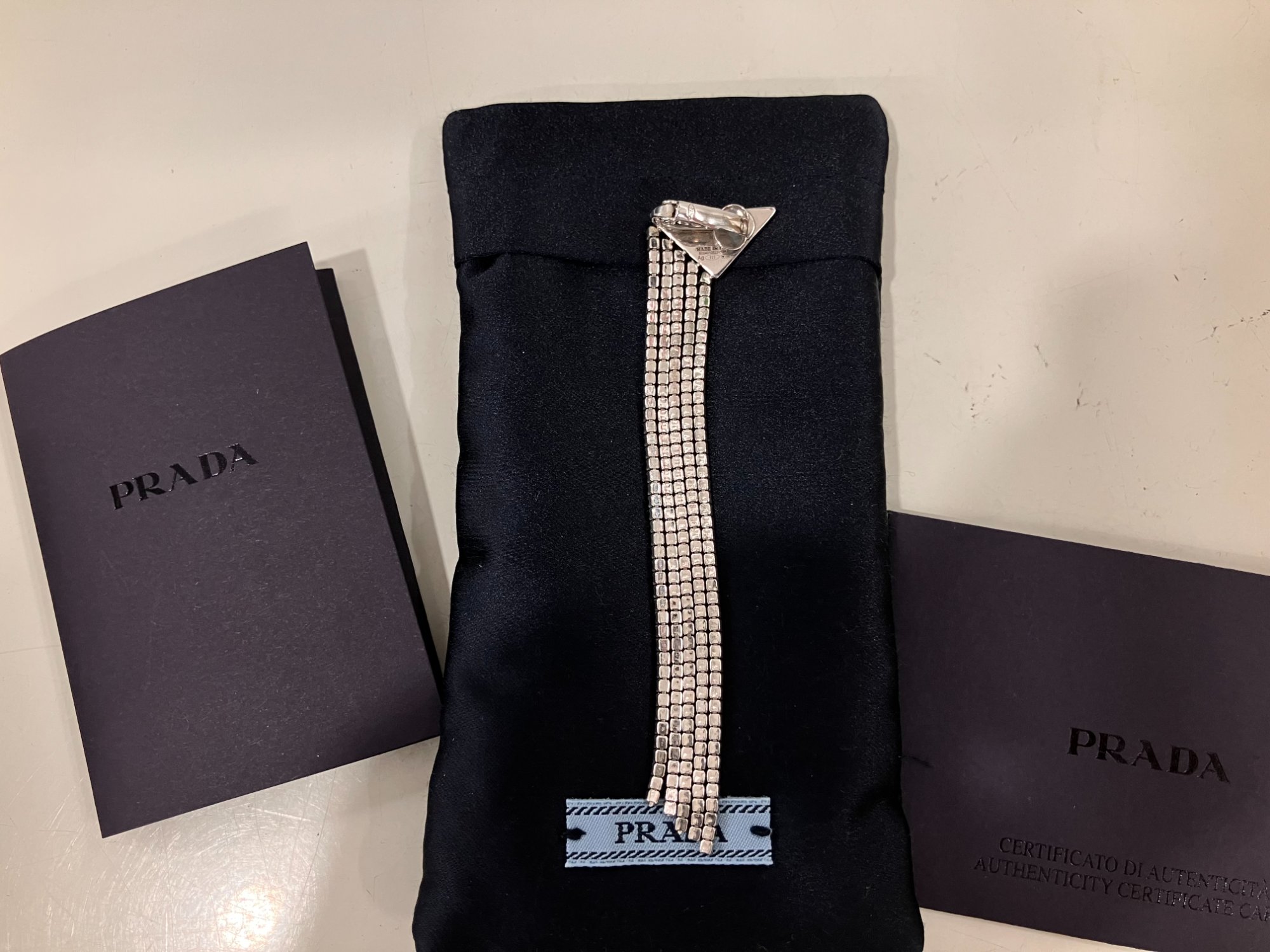 PRADA / プラダ】イヤリング｜トライアングルロゴが惹き立てる洗練の