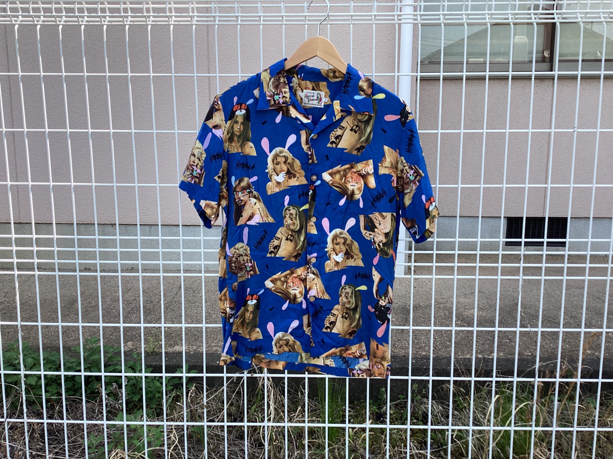 【入手困難】ヒステリックグラマー ヒスガールロゴ満載 アロハシャツ 即完売 美品 入手困難】ヒステリックグラマー ヒスガールロゴ満載 アロハシャツ 即