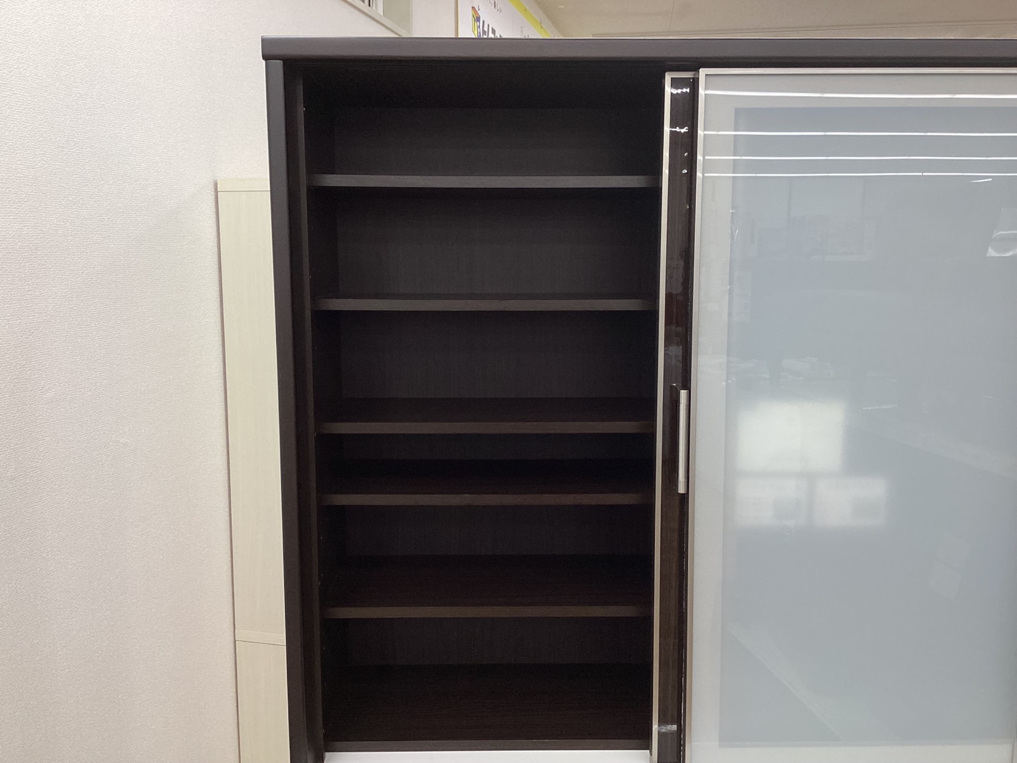 ダークブラウン スライド収納食器棚 食器棚 スライド式 ダークブラウン】をご紹介いたします！！｜2025年11