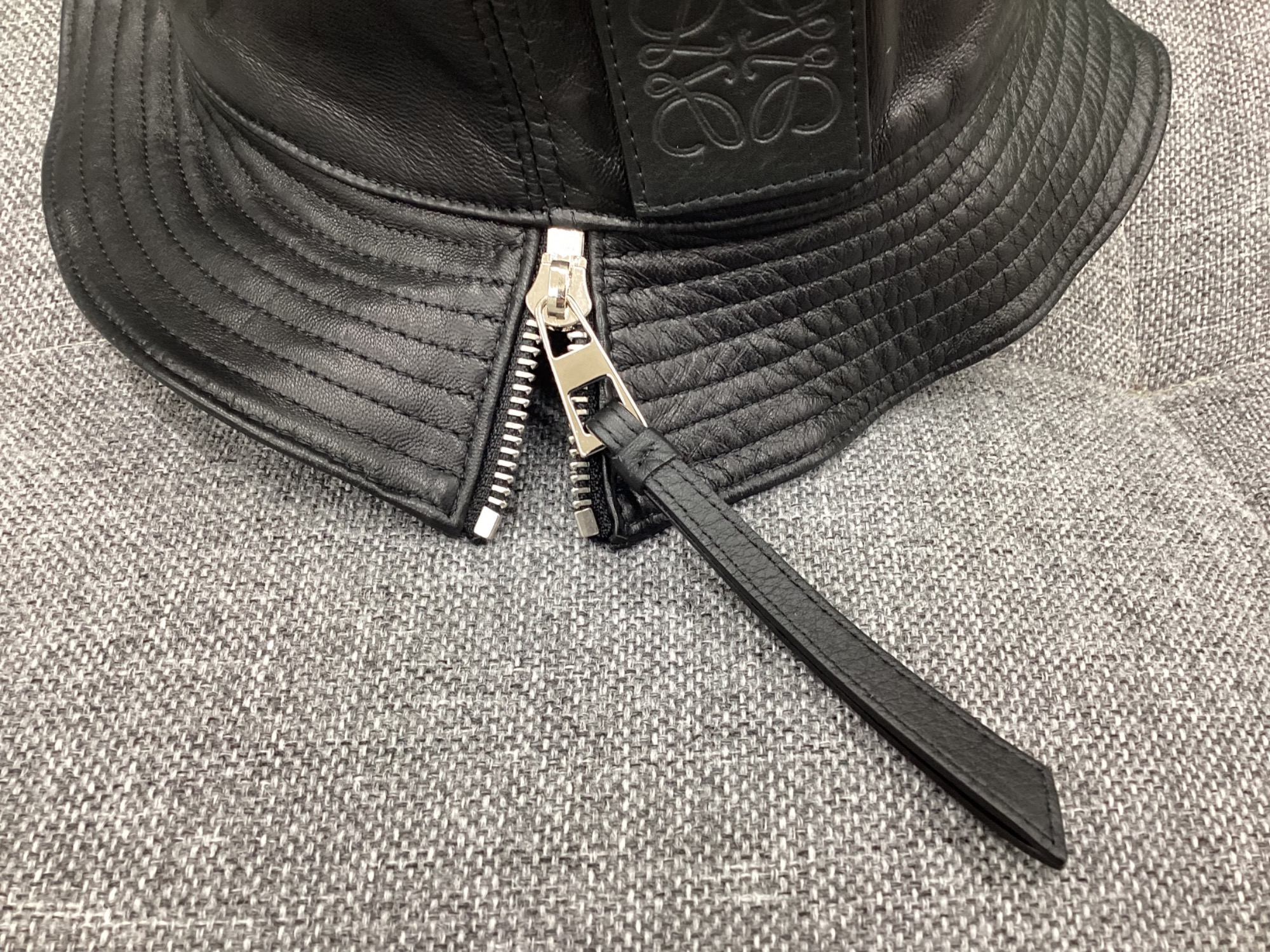 LOEWE (ロエベ) スカーフ/フィッシャーマンレザーバケットハット】をご