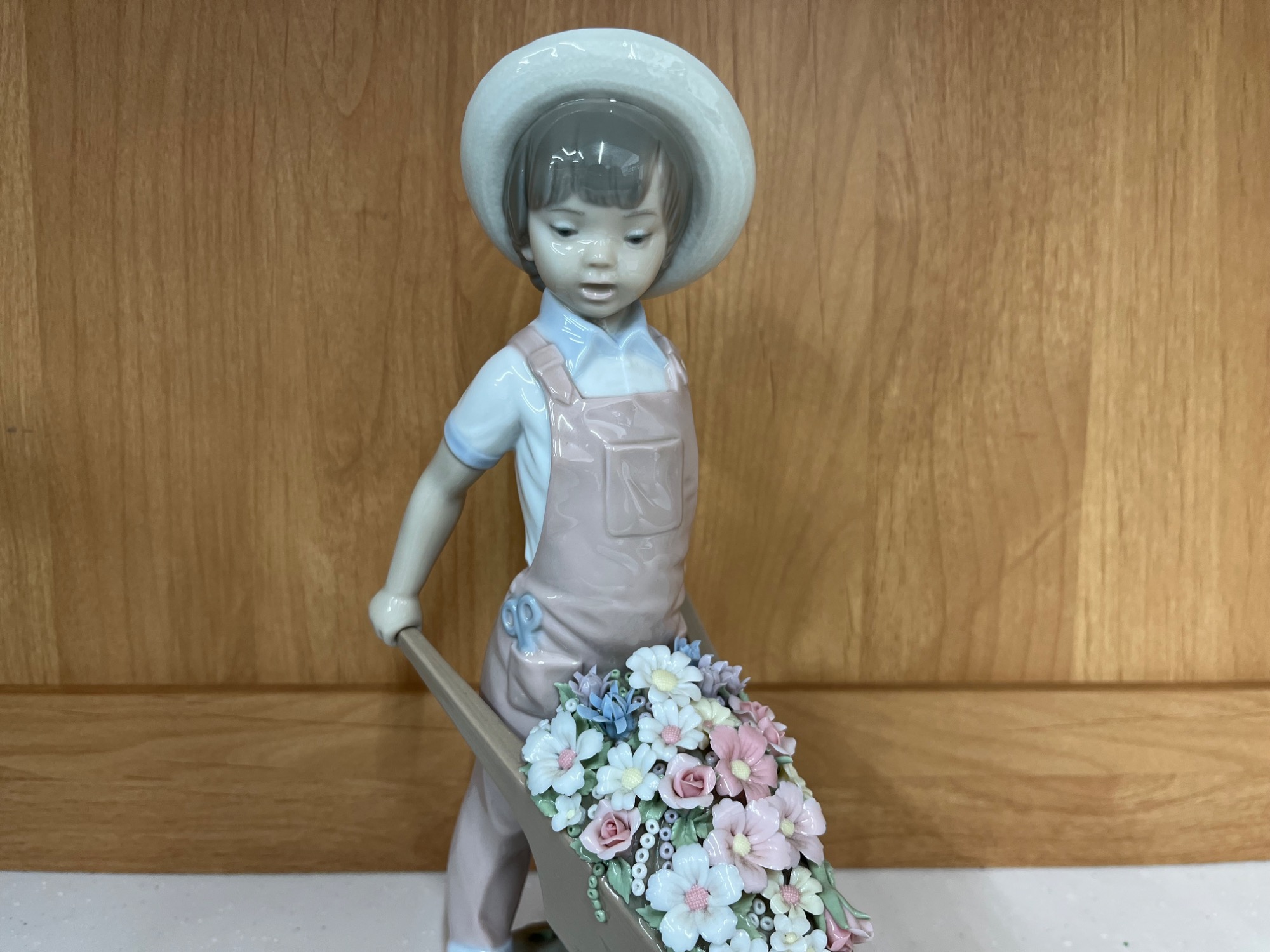 LLADRO(リヤドロ)フィギュリン 花の香りにつつまれて・花車】をご紹介