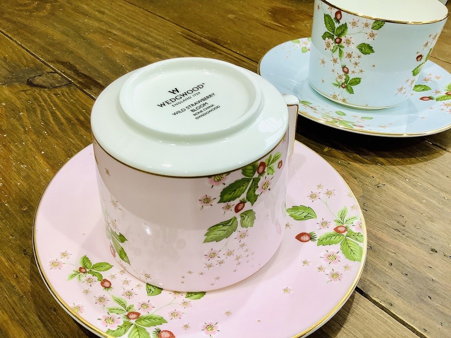 Wedgwood(ウェッジウッド)よりワイルドストロベリーブルームのカップ 