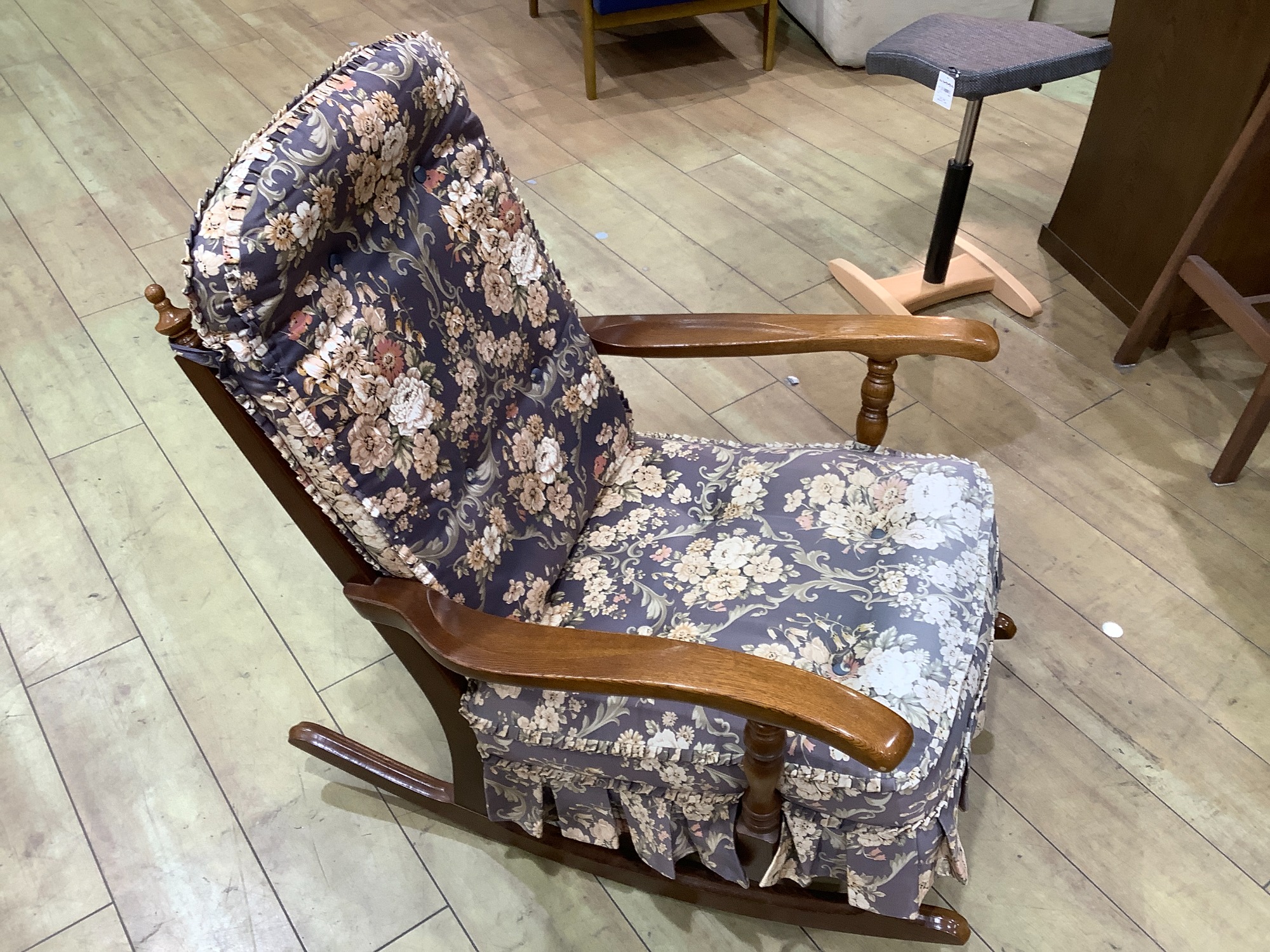 飛騨産業】ロッキングチェアキツツキマークが入荷いたしました