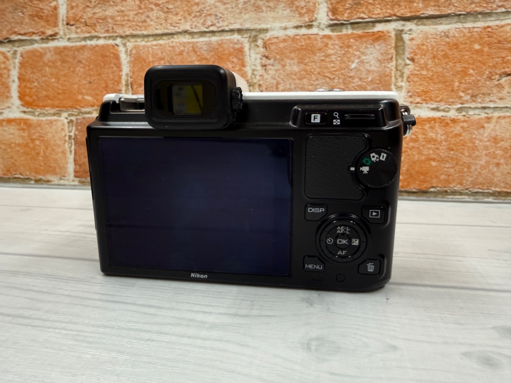 Nikon / ニコン】デジタル一眼レフカメラ 1V1｜日常に溶け込む