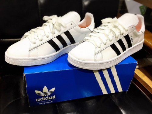 スニーカーの花小金井衣類