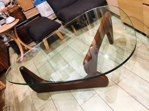 家具のテーブル
