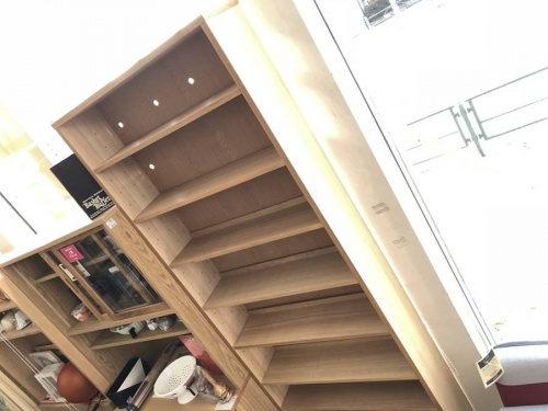 本棚のAVボード