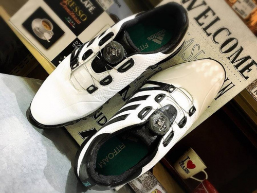 トレーニング用品のゴルフシューズ