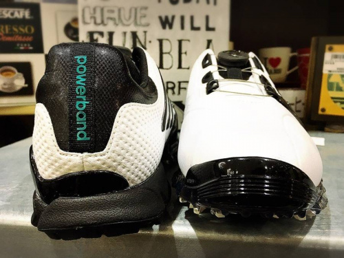 ゴルフシューズのアディダス（adidas）