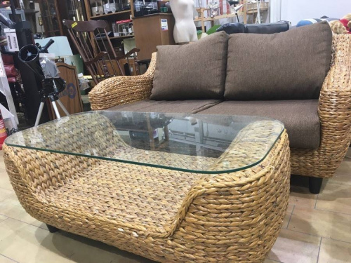 家具のテーブル