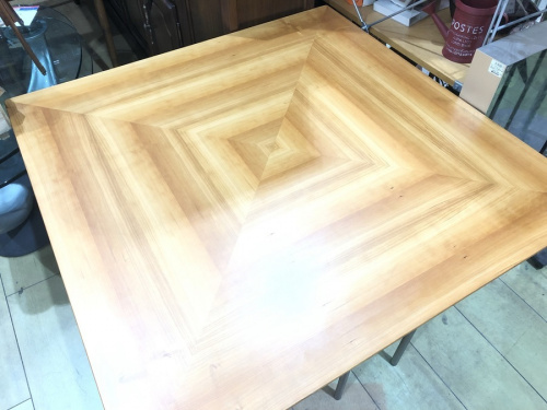家具のテーブル