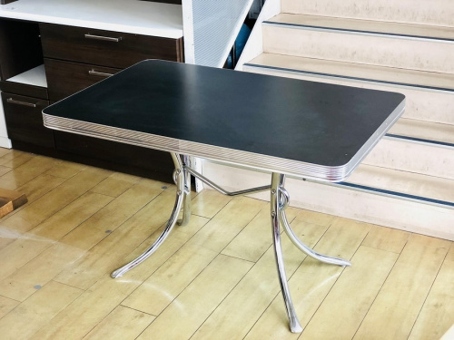 家具のテーブル