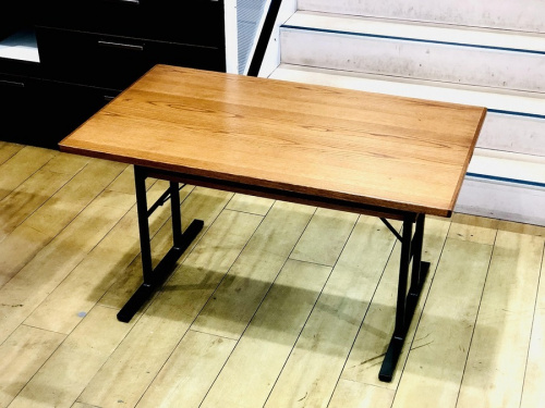 家具のテーブル