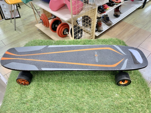 ストリートスポーツの電動スケートボード