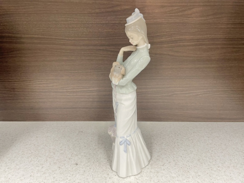 仔犬とお散歩のLLADRO
