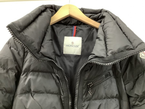 切替ダウンコートのMONCLER
