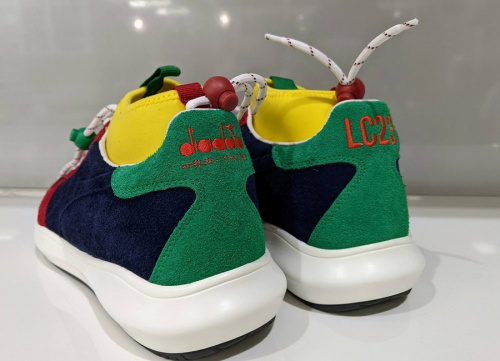 レザースニーカーのコラボスニーカー