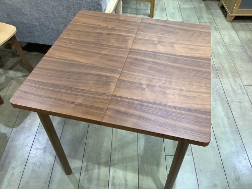 家具のテーブル