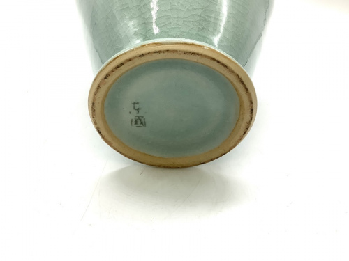 置物の青磁耳付花瓶