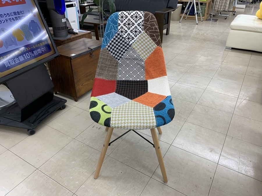 映える家具、あります。パッチワークデザインのシェルチェアが買取入荷