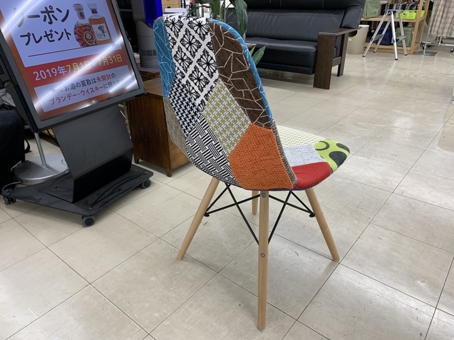 映える家具、あります。パッチワークデザインのシェルチェアが買取入荷