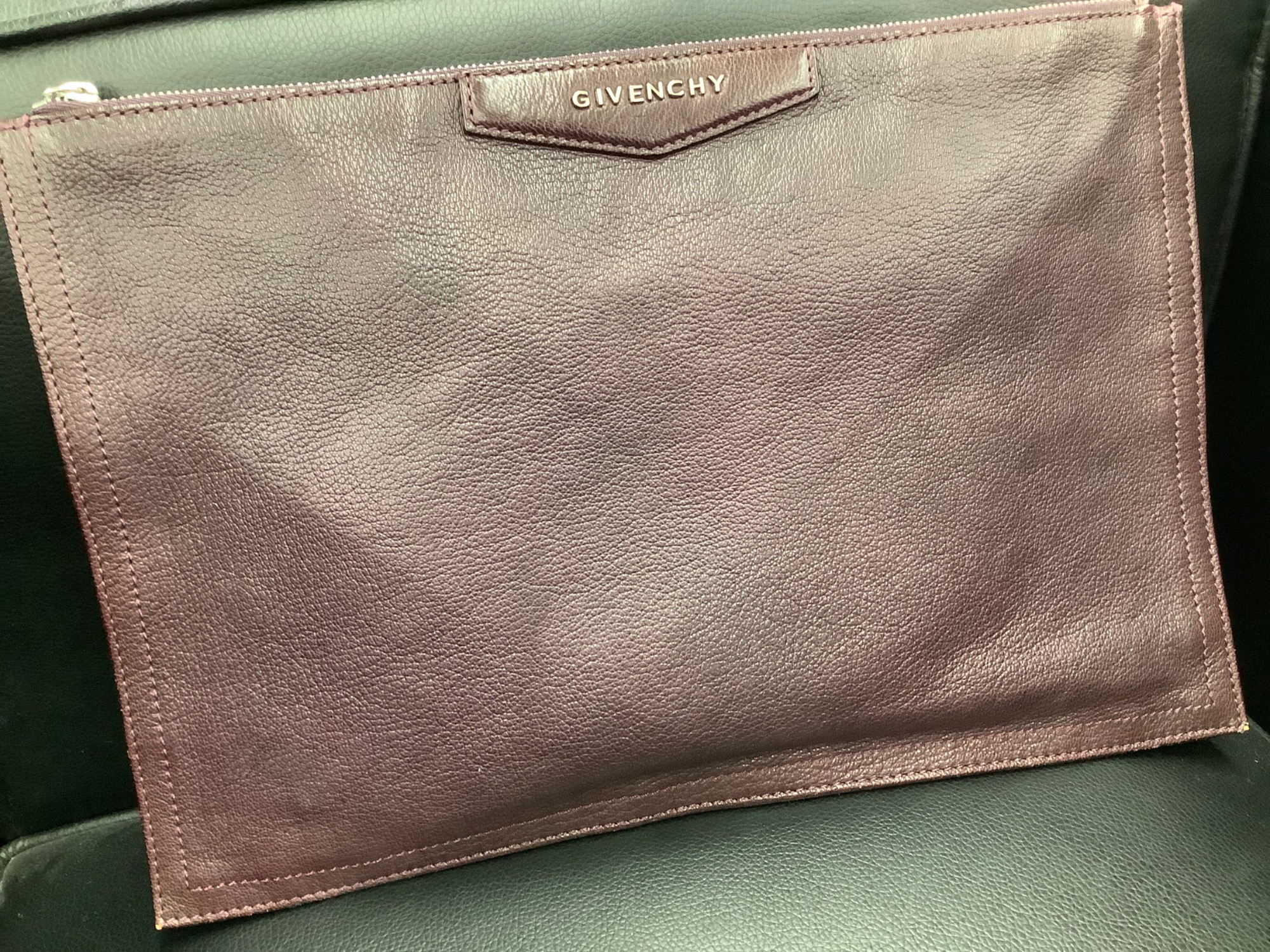 新入荷商品】GIVENCHY クラッチバッグのご紹介です！｜2025年12月02日