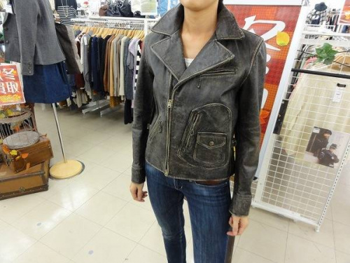 レディースファッションのレザー