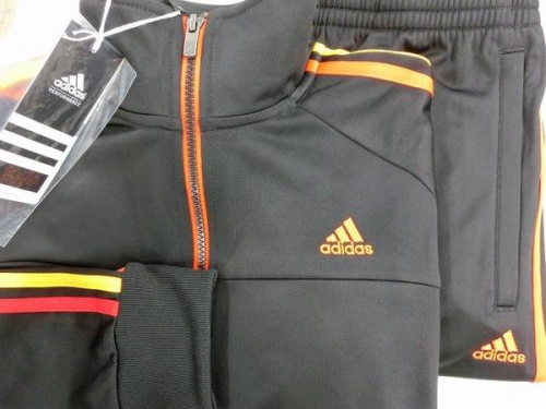 スポーツウェアのアディダス（adidas）