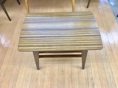 サイドテーブルのカリモク60