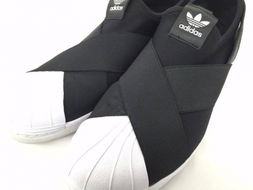 シューズのアディダス（adidas）