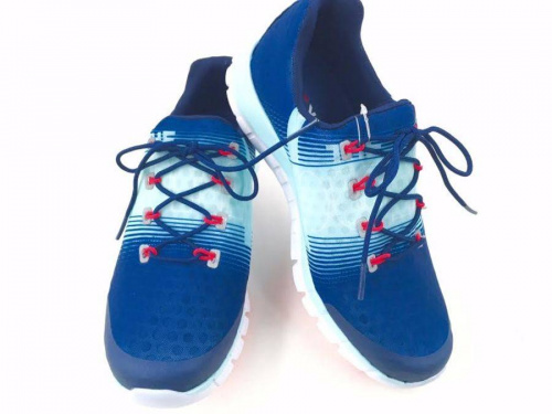 スニーカーのREEBOK