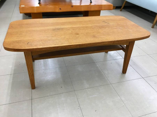 家具のテーブル
