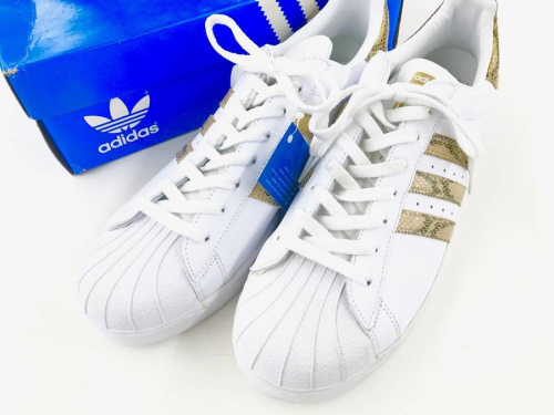 シューズのアディダス（adidas）
