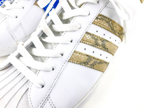 アディダス（adidas）のスニーカー