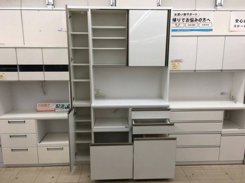 家具の食器棚