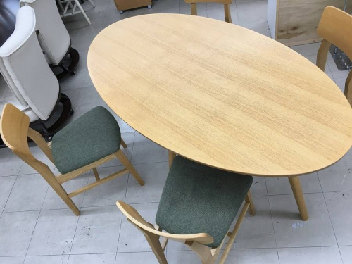 ダイニングのテーブル