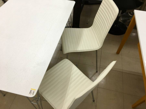 ニトリのテーブル