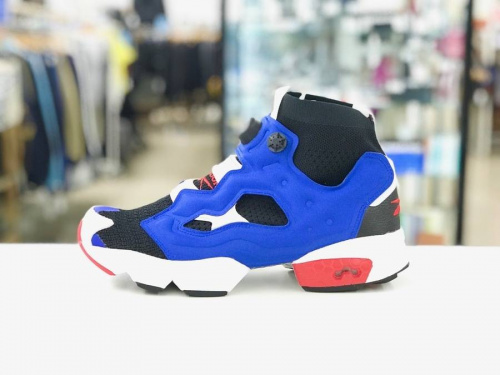 スニーカーのREEBOK
