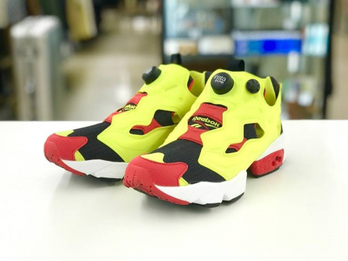 スニーカーのREEBOK