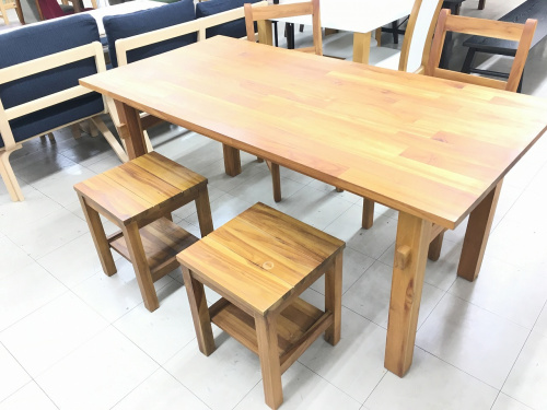 ダイニングセットのテーブル