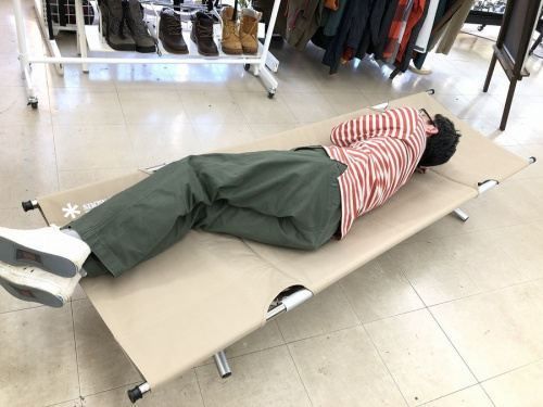 キャンプ用品のコット