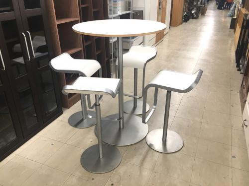 生活家具のテーブル