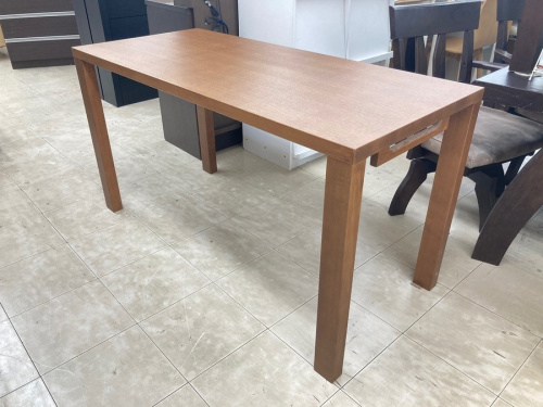 生活家具のテーブル