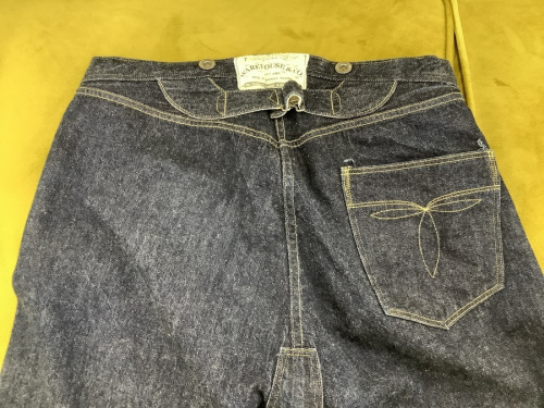 ボトムスのジーンズ