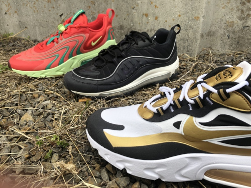 スニーカーのレディースファッション